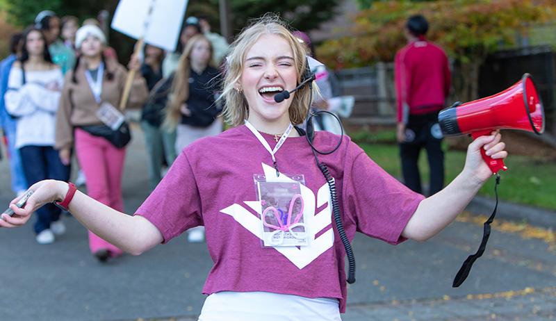 Student leader welcoming students at Orientation